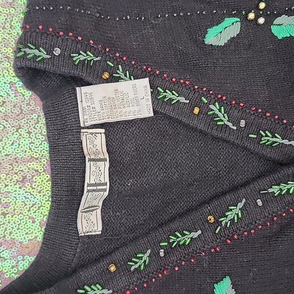CHRISTMAS WOMEN'S VEST, Large, Great Shape, Embroidered Detail! - Picture 2 of 3